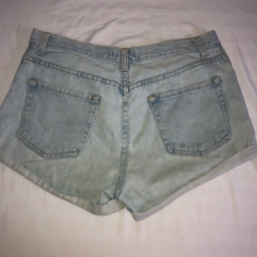 Light wash jeans shorts w button closure